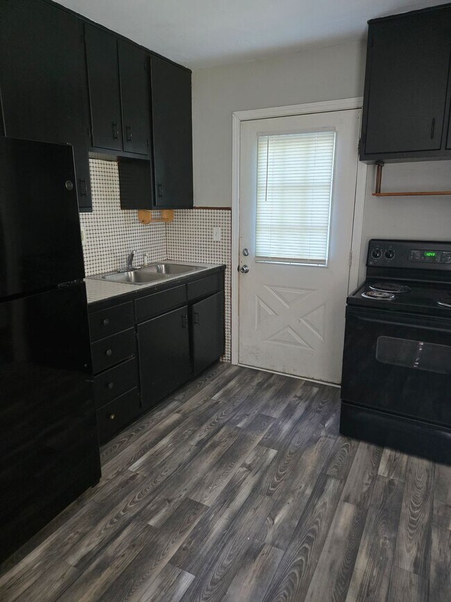Building Photo - 2BR/1BA House recently renovated-** Specia...