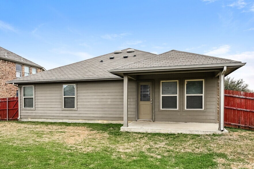 Building Photo - 900 W Bend Blvd