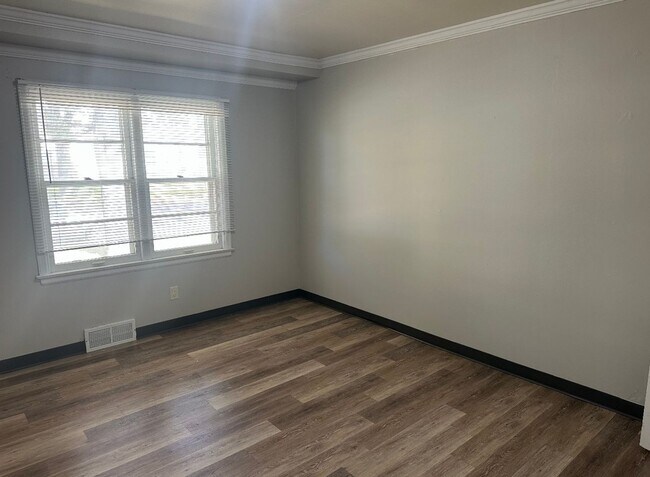 Building Photo - JP409-411 E. Bismark