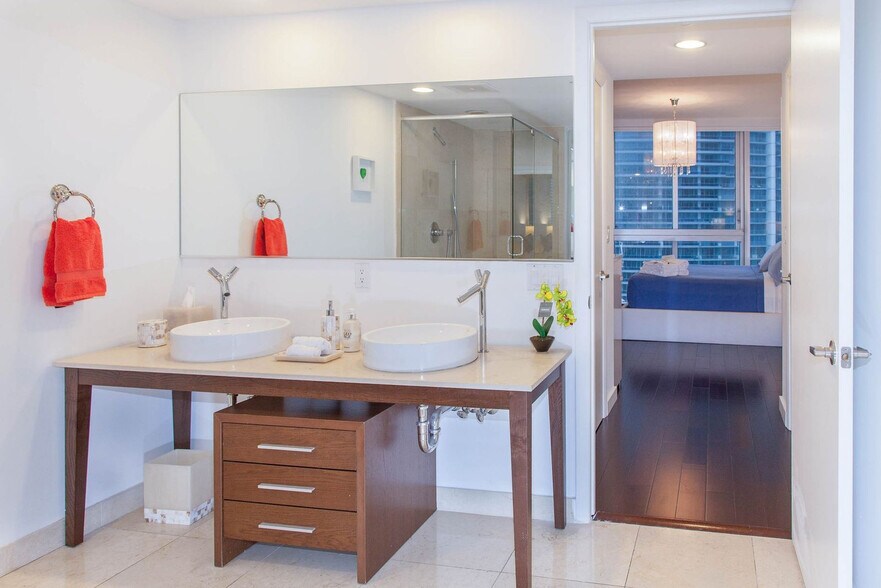 Building Photo - 485 Brickell Ave