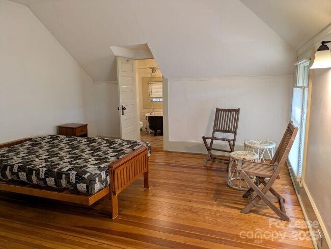 Building Photo - 220 Melrose Cir