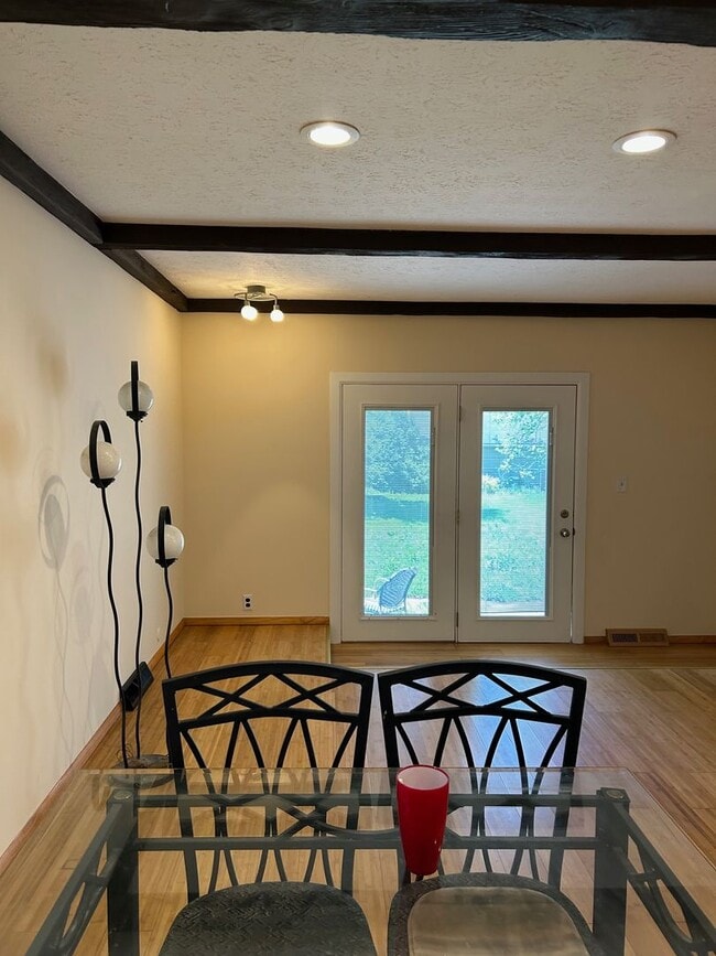 Building Photo - 3 Bedrooms One Floor Ranch House with 2 car attached garage in Lyndhurst