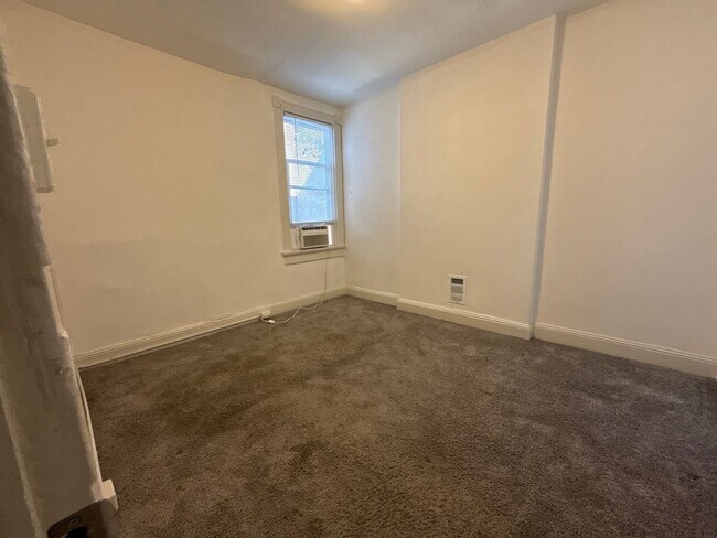 Building Photo - 450 E Lorraine Ave