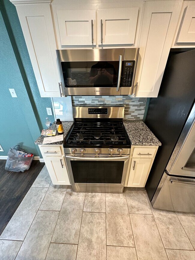 Building Photo - Make this Fairmount Showstopper Home!