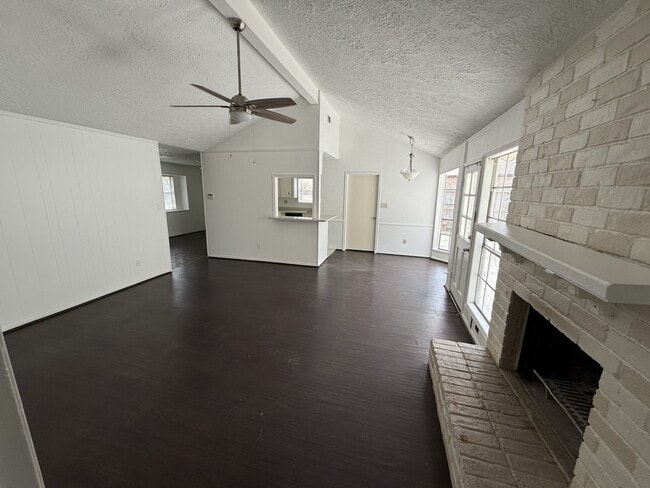 Building Photo - 2206 Round Lake Dr