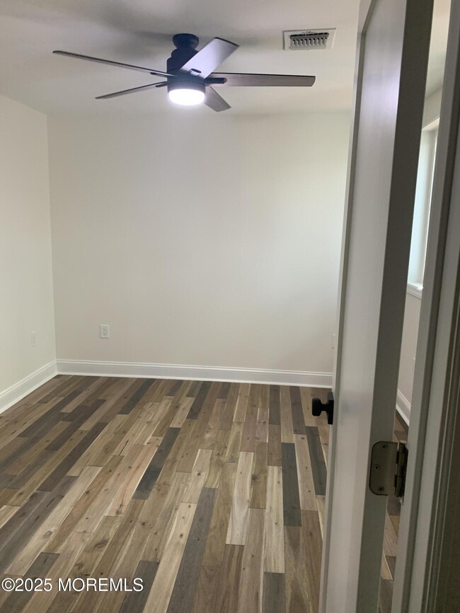 Building Photo - 609 3rd Ave