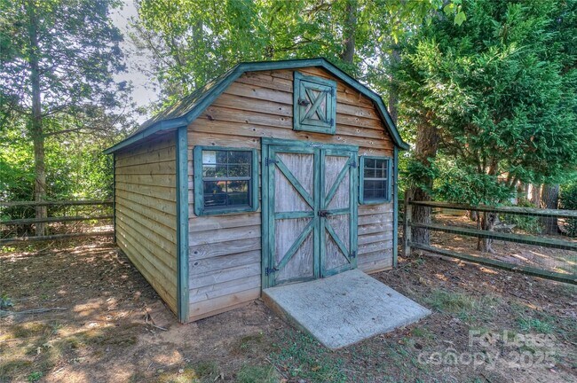 Building Photo - 840 Emerson Dr