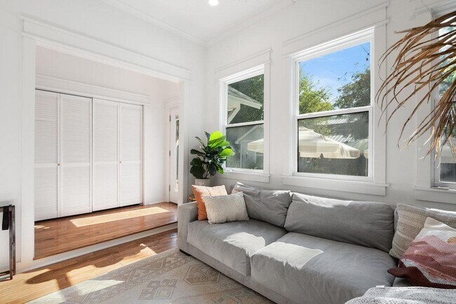 Building Photo - 4905 Duval St