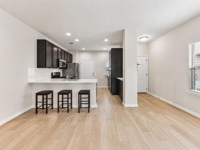 Building Photo - 6403 Principale Dr