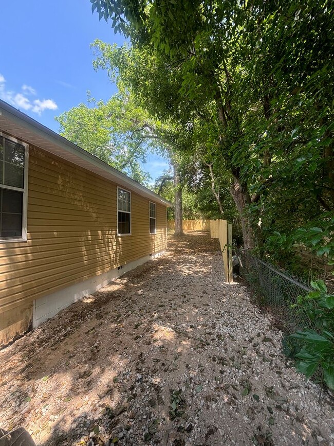 Building Photo - Freshly Renovated 3x1! Fully Fenced in Yar...