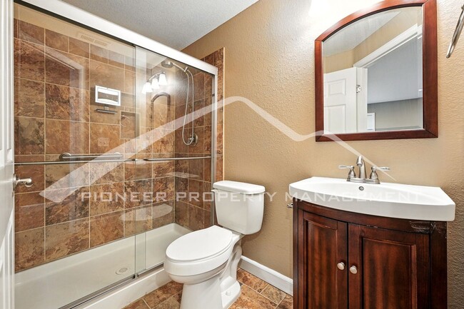 Building Photo - Stunning Home with Washer/Dryer and Centra...
