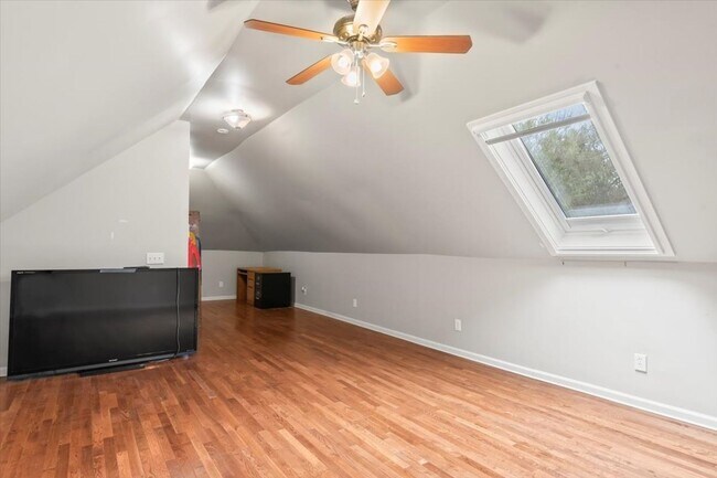 Building Photo - Stunning 3 bed 2.5 bath home in Cove Creek...