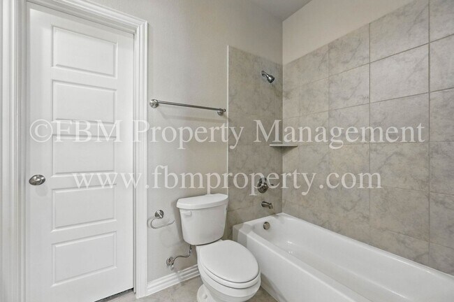 Building Photo - 2113 Luna Dr