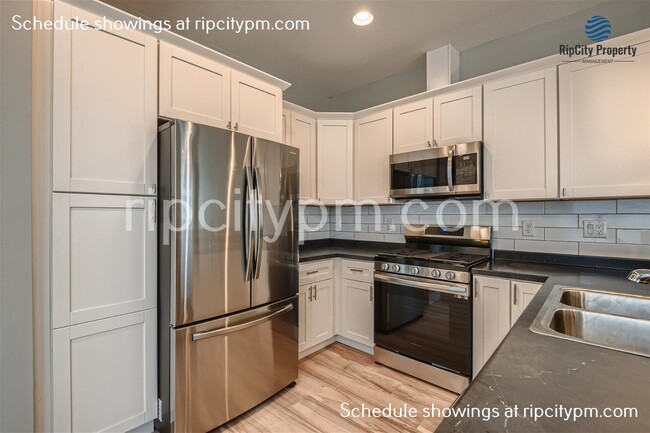 Building Photo - Gorgeous 3-Bed/2.5 Bath townhouse in St. J...