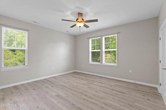 Building Photo - 218 Spring Dr
