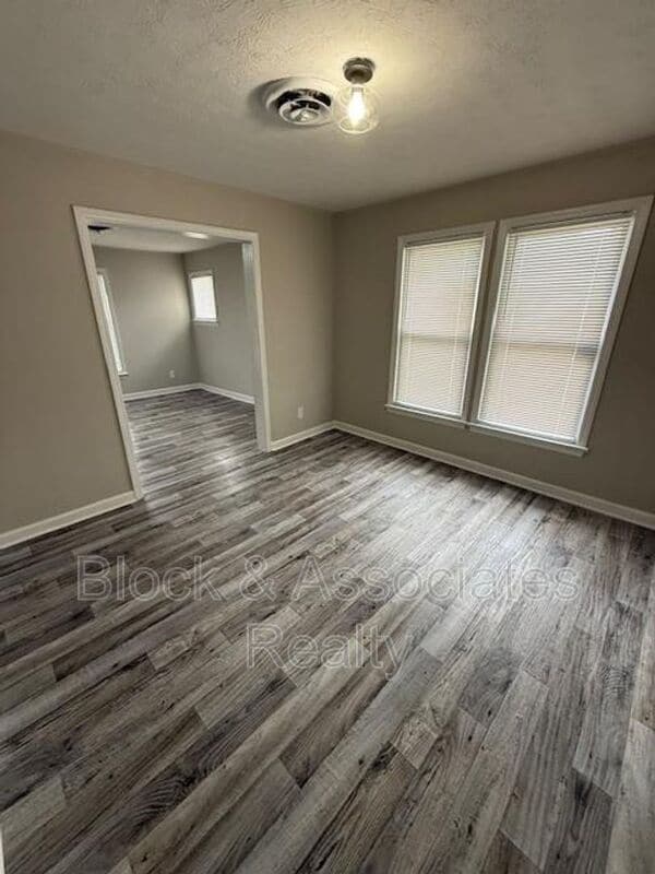 Building Photo - 325 Rich Ave