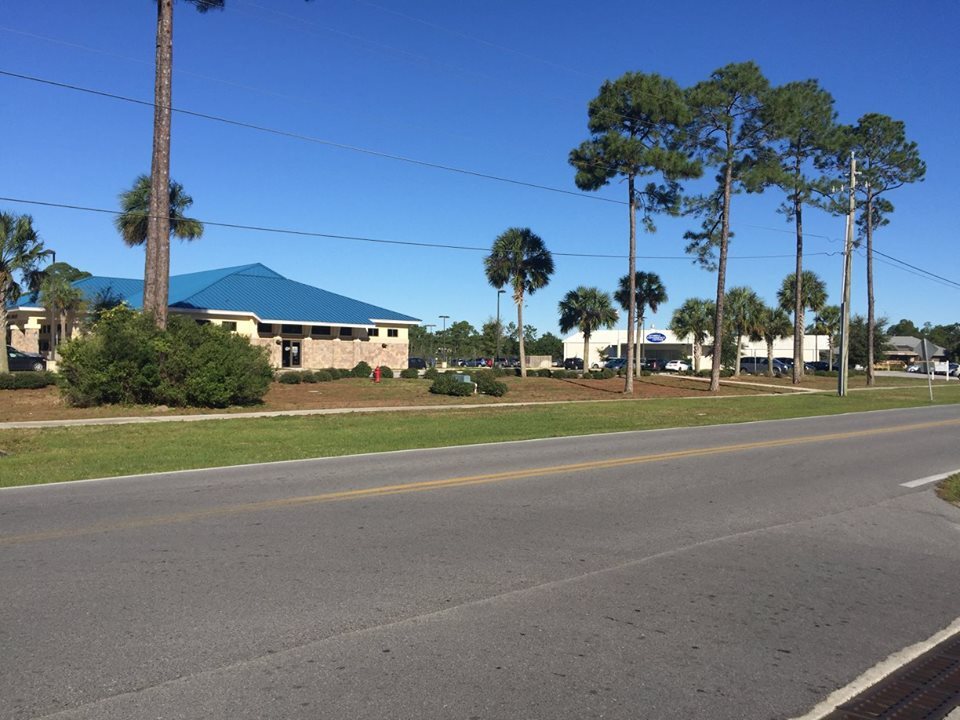 Public Library (approx 1 miles) - 606 Lantana St