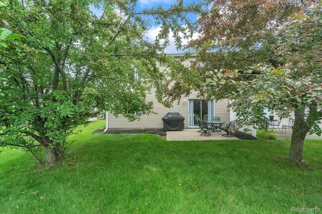 Building Photo - 1116 Lakeview Cir