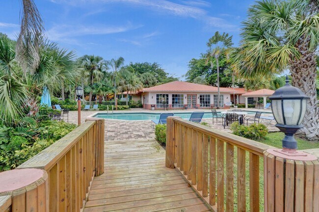 Building Photo - Updated 2 Bed, 2 Bath 1st Floor Condo with Garden Views in Lakes of Jacaranda, Plantation