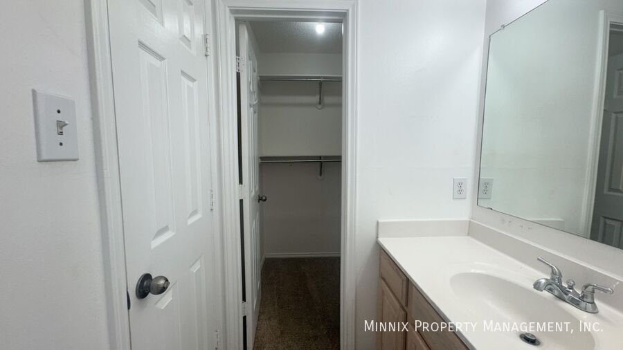 Building Photo - 525 N Iola Ave