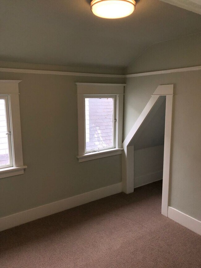 Building Photo - University Duplex