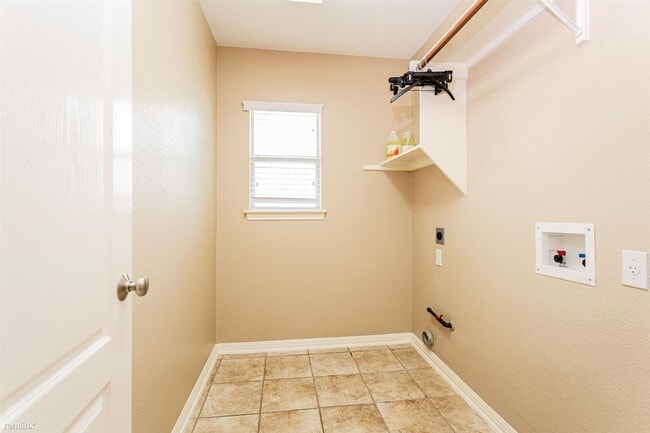 Building Photo - 4 br, 2 bath House - 2407 Tivoli Dr