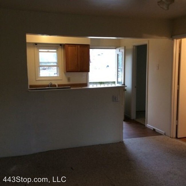 Building Photo - 6160 NE Circle Dr