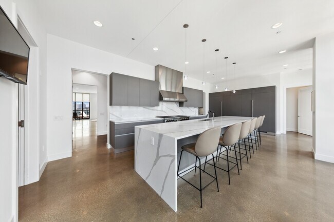 Building Photo - 900 W Washington Blvd