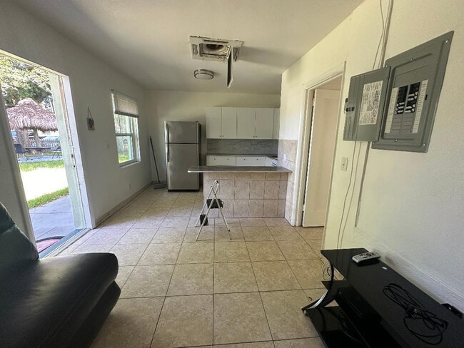 Building Photo - 713 NE 3rd St