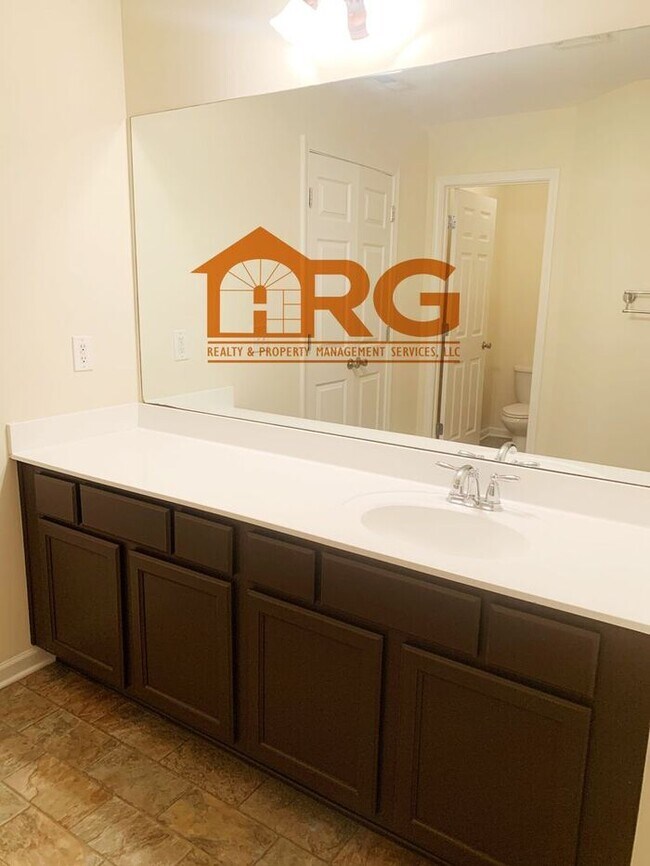 Building Photo - 2b / 2.5b in Smyrna WATER INCLUDED