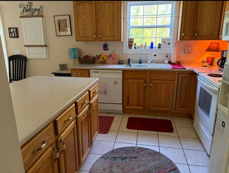 Building Photo - 465 Oaktree Blvd