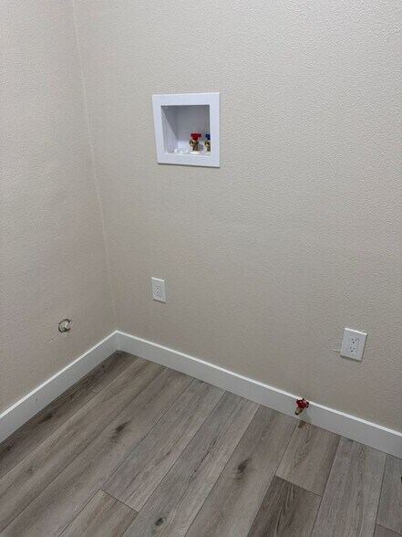 Building Photo - 340 E Shamrock St