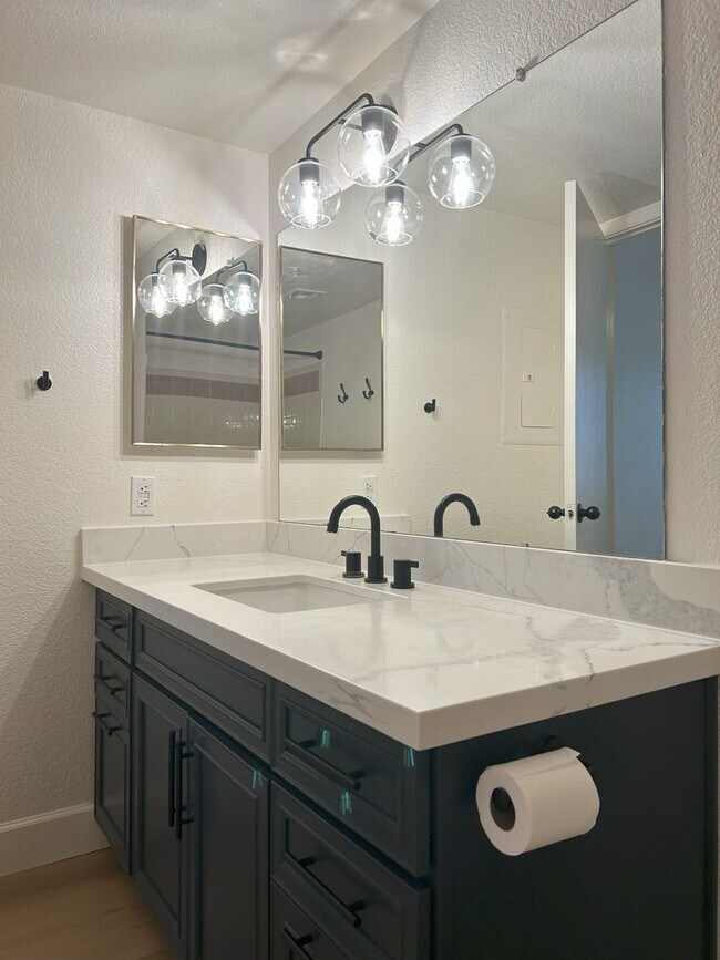 Building Photo - 2 Bedroom/2 bath Condo in the Mission de L...
