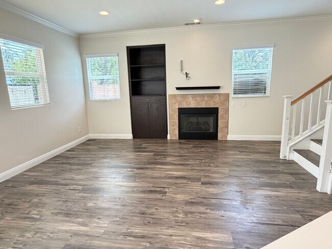 Building Photo - Beautiful Updated 3 bedroom home