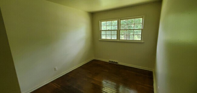 Building Photo - 3 Bedroom 1 Bathroom House