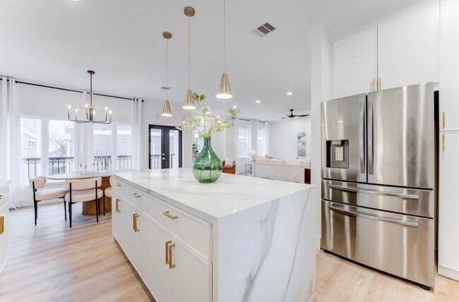 Building Photo - 1210 W 23rd St