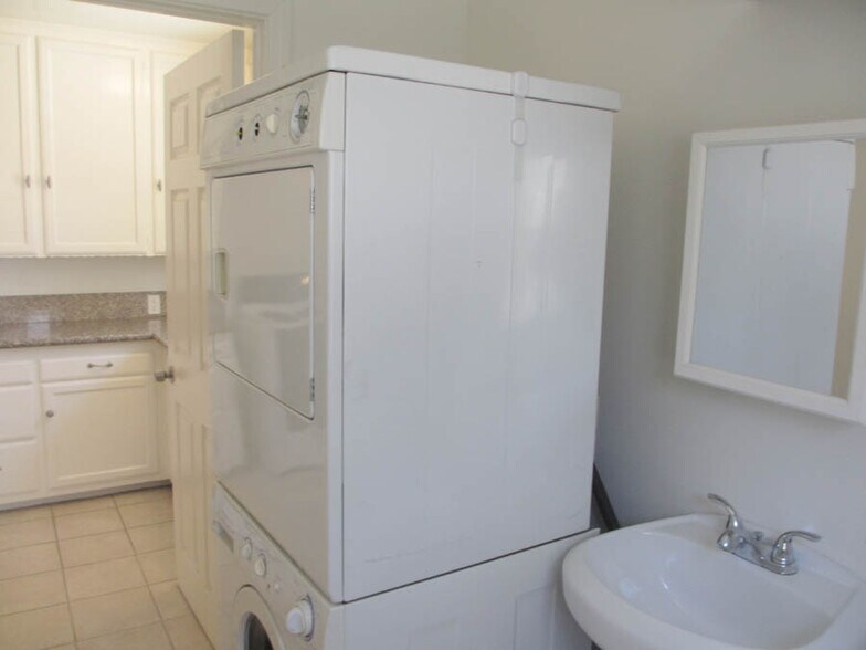 laundry area - 3244 Selby Ave