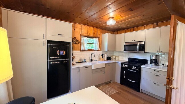 Building Photo - 53685 Country Club Dr
