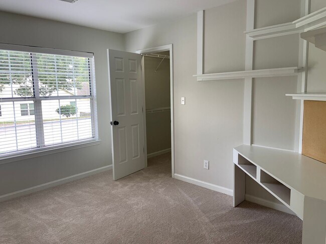 Building Photo - Updated 3 Bedroom in Adams Farm