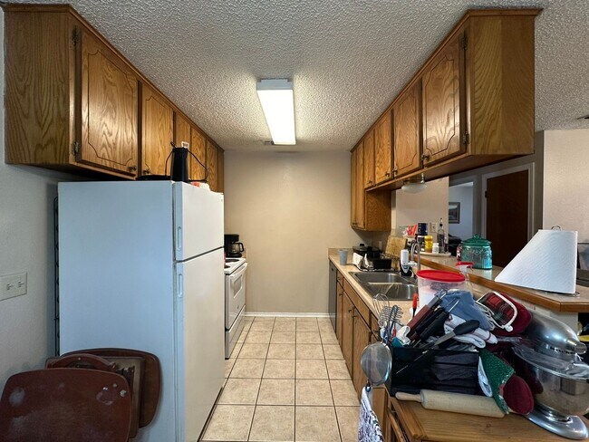 Building Photo - 2108/2110 Stoneridge  SERIES 1