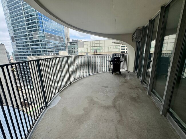 Building Photo - 300 N State St