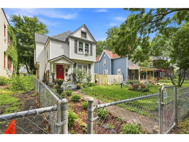 Building Photo - 2625 2nd Ave S