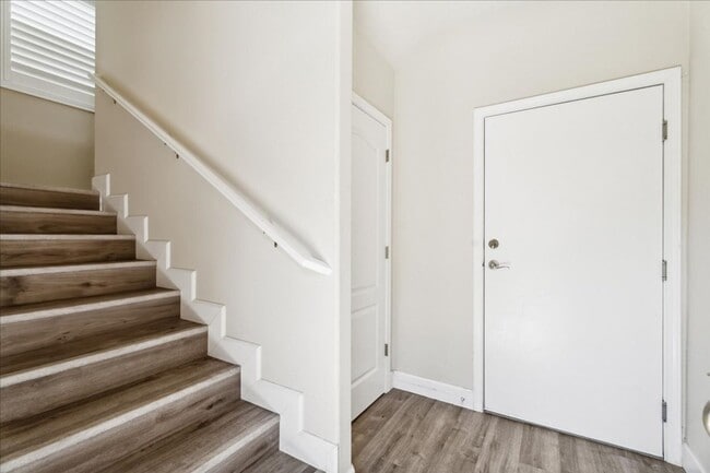 Building Photo - 5350 Dunlay Dr