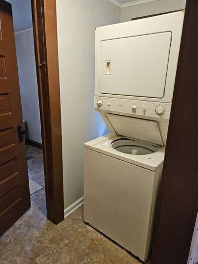 Building Photo - Quaint 2 Bed, 1 Bath Home – Available 11/1...