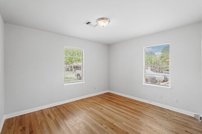 Building Photo - 5830 Glenhurst Dr