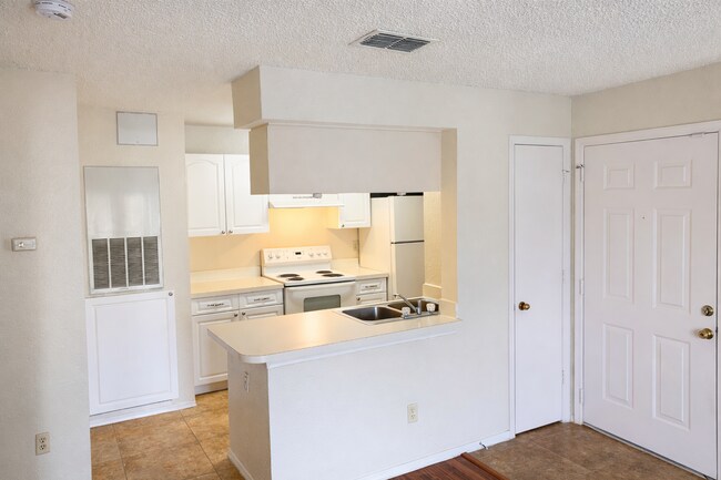 Building Photo - 2550 N Alafaya Trail