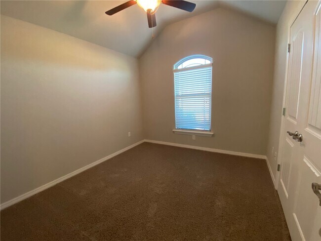 Building Photo - 740 Fontana St