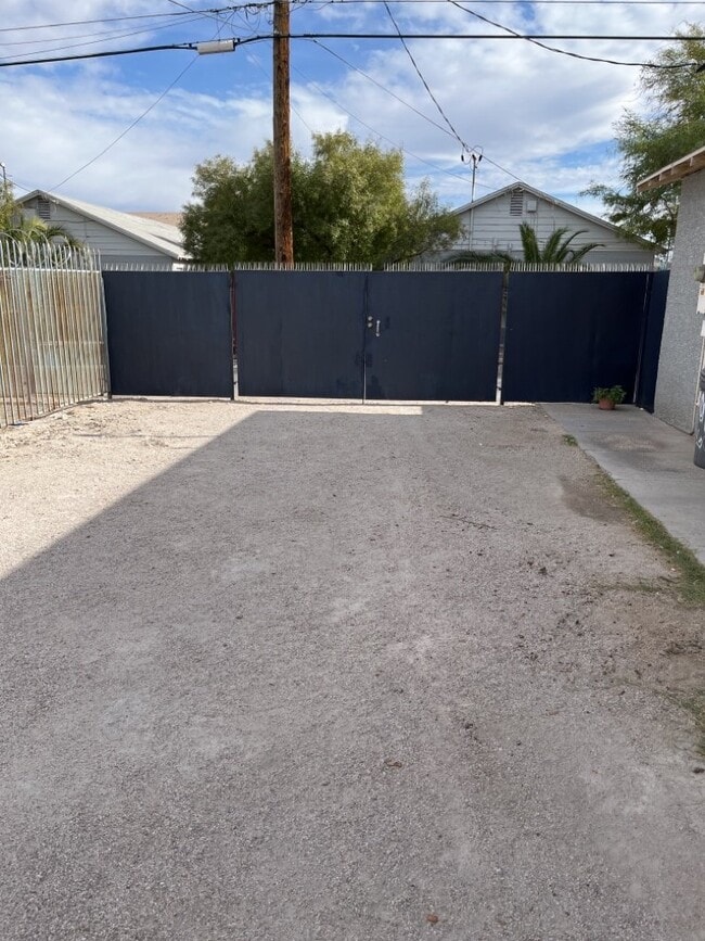 Building Photo - ALL UTILITIES INCLUDED STUDIO CENTRALLY LO...