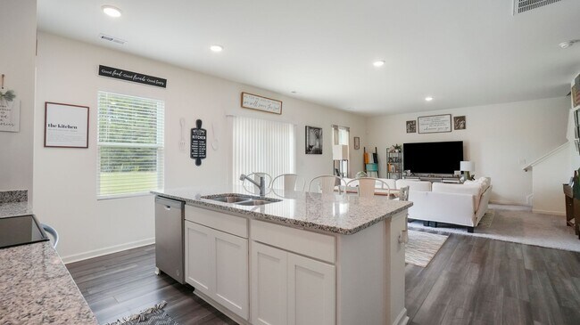 Building Photo - 4 bedroom 2.5 bathroom Single Family Home
