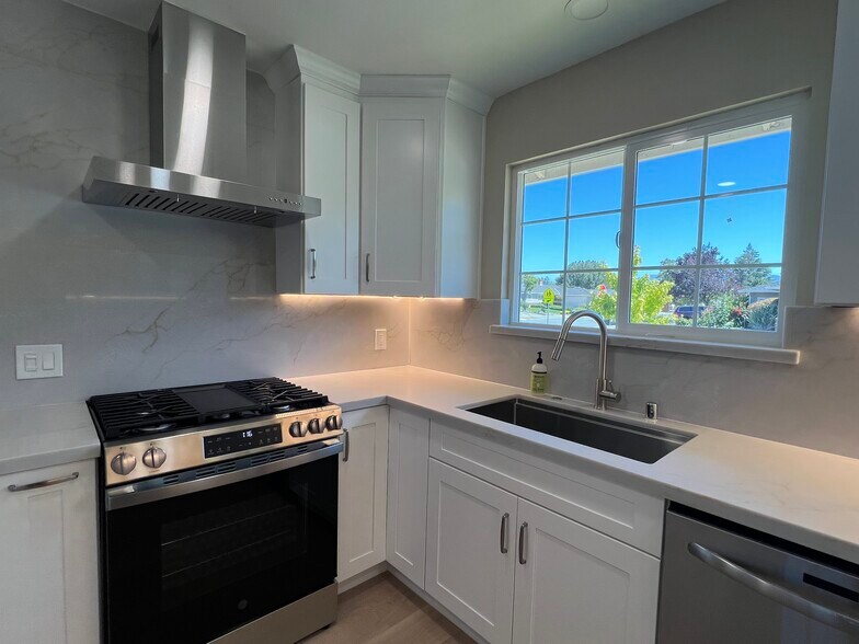 Building Photo - 1159 Runnymede Dr